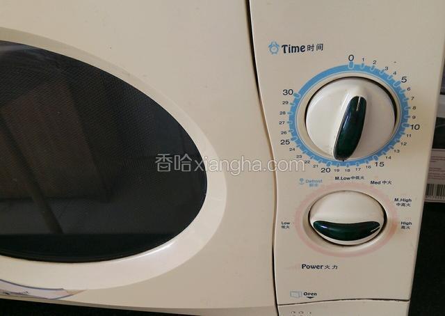 放入微波炉先高火一分半钟关火。