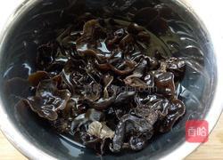 陈醋辣根拌木耳的做法图解1