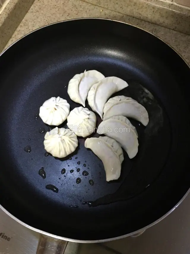 平底锅放少量油，把饺子放进去煎。