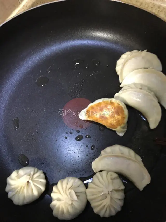 待饺子底部煎的金黄