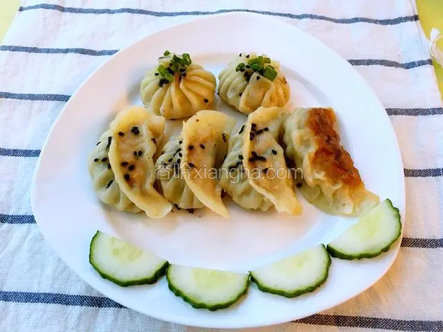 装盘撒上葱花就可以吃了。