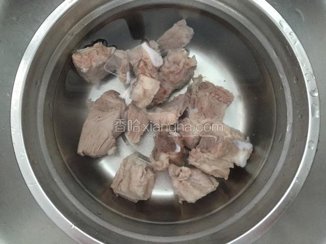 汆过的排骨用流动水洗净浮沫备用。