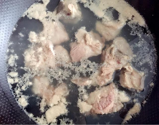 洗净的排骨冷水下锅汆烫，水开后，汤上浮有一层浮沫即可关火。