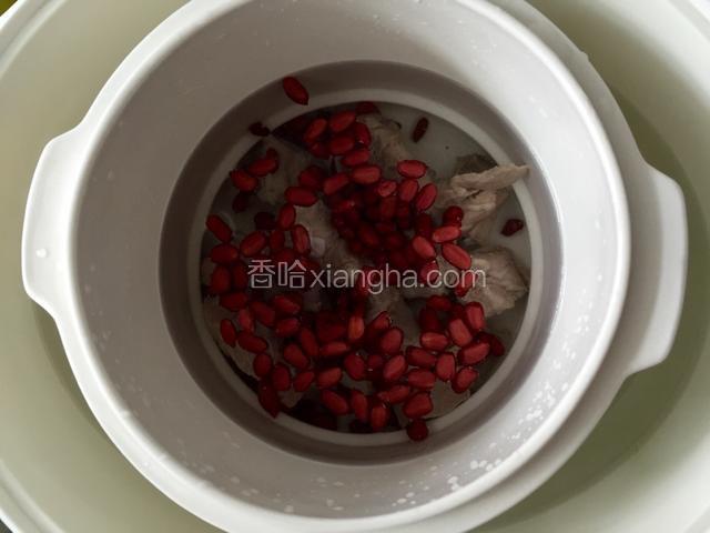 将备好的排骨与淘洗过的花生，放入隔水炖中炖制。