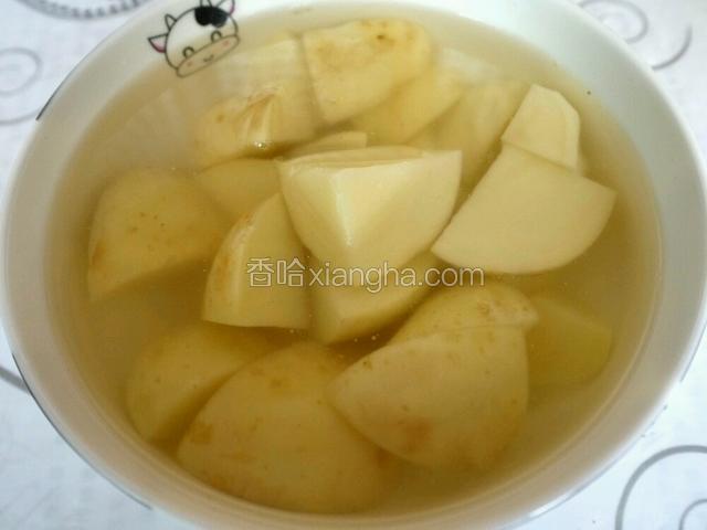 土豆切块，放水中加几滴白醋。
