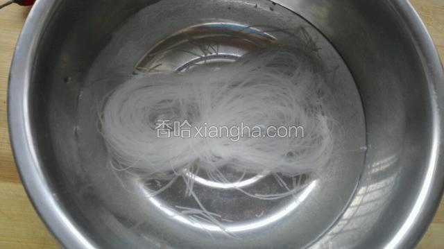 粉丝用冷水泡软，泡软之后剪几下以免太长！