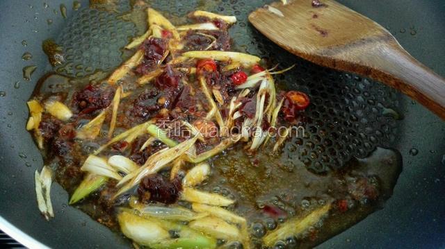 放入豆瓣酱，红辣椒，小火炒出红油！