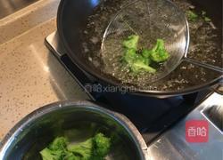 西兰花拌黑木耳的做法图解4