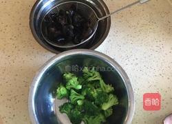 西兰花拌黑木耳的做法图解7