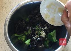 西兰花拌黑木耳的做法图解8