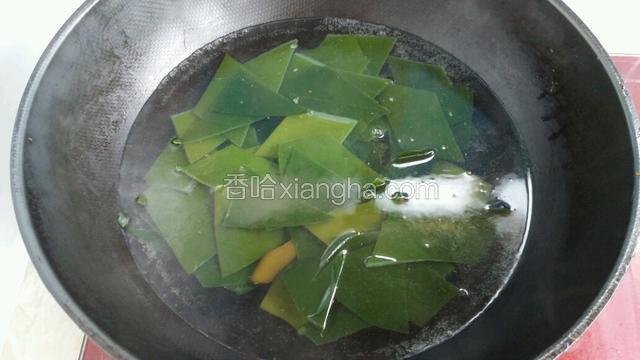 锅中烧开水放入海带焯两分钟捞出过凉水。