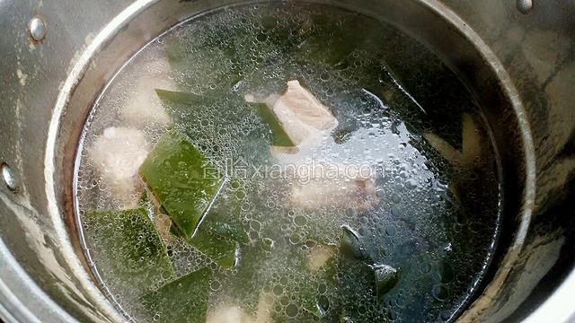 挑去葱段和姜片，放入海带继续炖煮20-30分钟至海带熟烂，调入适量的盐和鸡精即可。