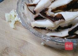 香菇炒西葫芦的做法图解1