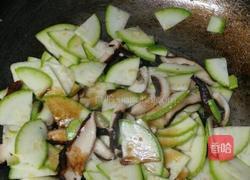香菇炒西葫芦的做法图解3