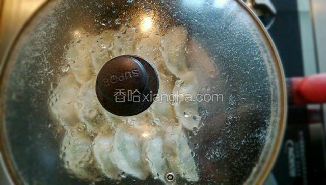 盖上锅盖。大概十分钟就熟了。(中途要随时从外面观看锅内变化，如果水分很快变少,要把火调小 ，以免干锅 )