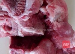 玉米猪骨汤的做法图解1