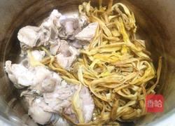 黄花菜排骨汤的做法图解5