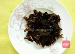西兰花炒木耳的做法图解1
