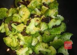 西兰花炒木耳的做法图解5