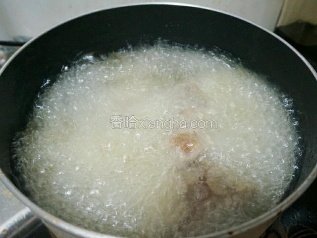 把排骨放入中高火油炸  