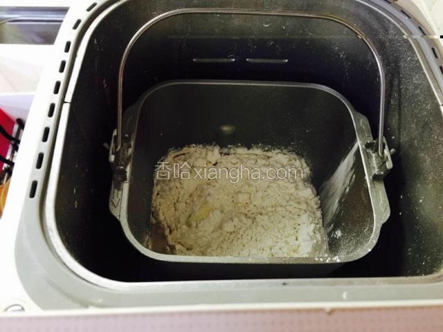 把材料盒子设置好在面包机中