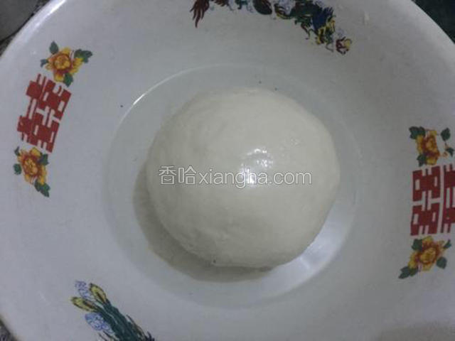加入半碗水开始洗面像洗衣服一样搓洗，洗出来的白色面浆倒入较大的容器中，再次加入清水搓洗