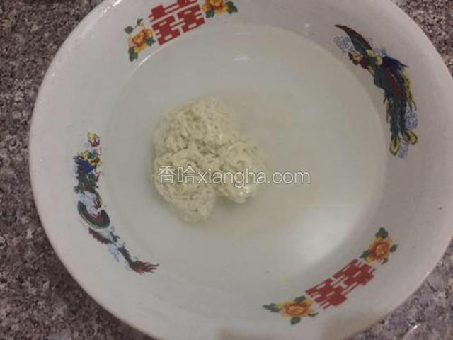 洗至水变成白色大概六次，面团变成面筋