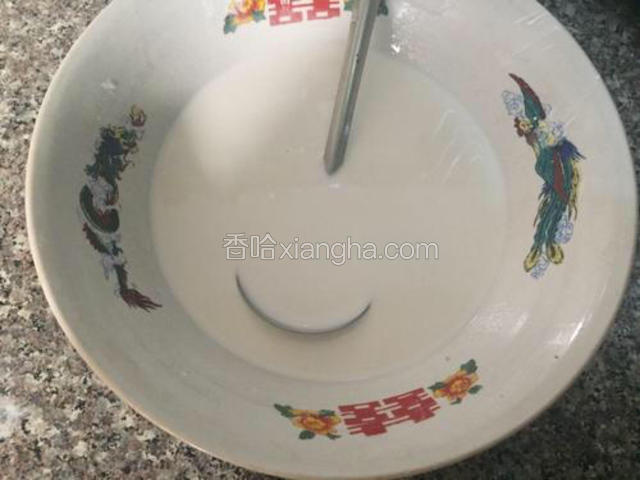 沉淀好的面浆分为两层，一层清水，一层浓浆，将清水倒掉留白色的浓浆（转动容器慢慢的向外到比较容易）