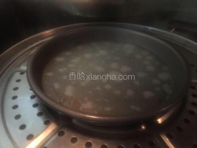 开水上锅蒸两分钟，面皮变透明看到明显的大气泡就可以了