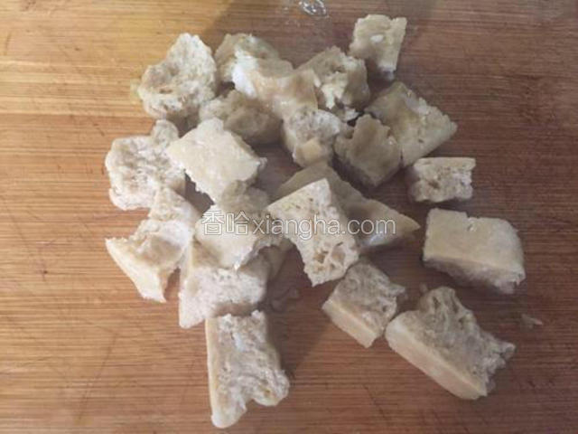 还记得洗出来的面筋吗，开水上锅蒸半小时，美味的面筋伴着凉皮吃味道棒棒哒。