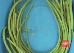 蒜香煸豆角的做法图解1