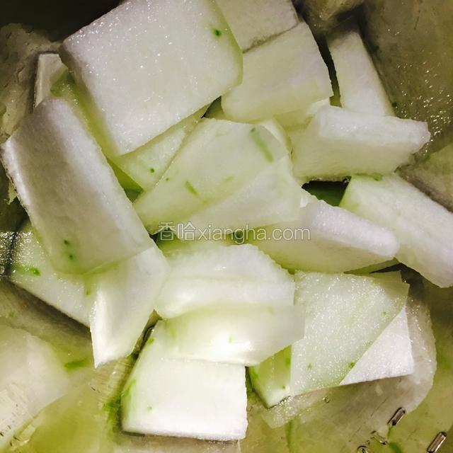 冬瓜去皮、切块，备用。