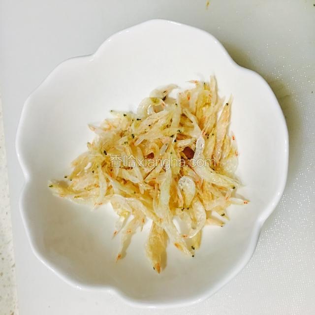 上好的虾皮适量备用。