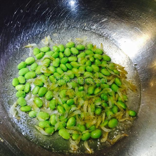 加入适量水至没过毛豆，中火煮两到三分钟。