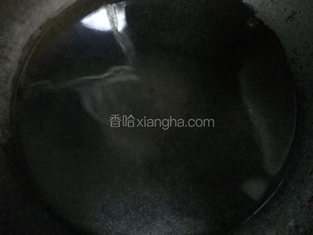 将锅洗净，放适量的水烧开