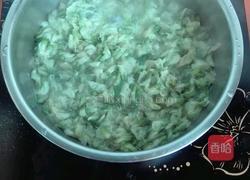 猪肉槐花陷饺子的做法图解2