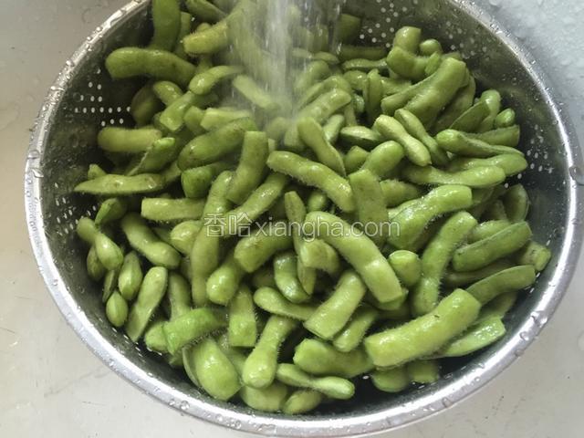 毛豆去两角，用水洗净。