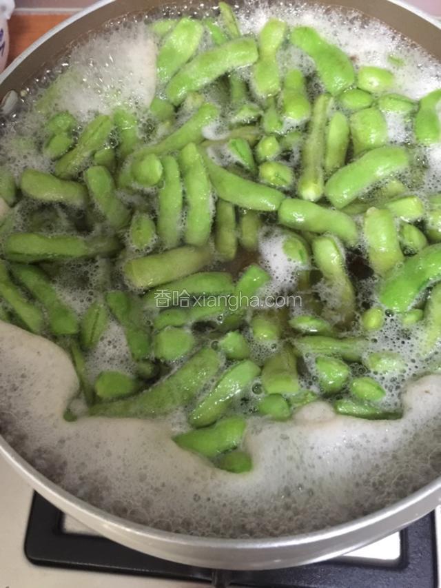 水烧开倒入洗净的毛豆。