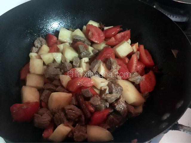 添加剩余辅料，翻炒至软。