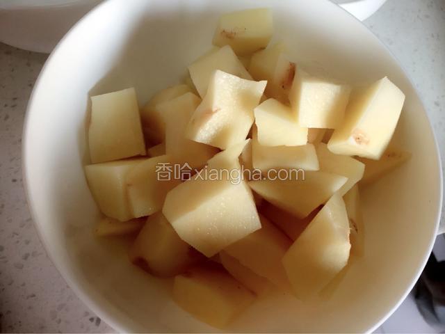 土豆切块，浸泡十分钟，沥干水分。