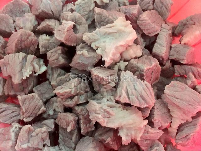 热水焯过牛腩，盛出沥干水分备用。