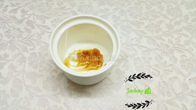 把调好的糖水小火加热10分钟，熬成焦糖。