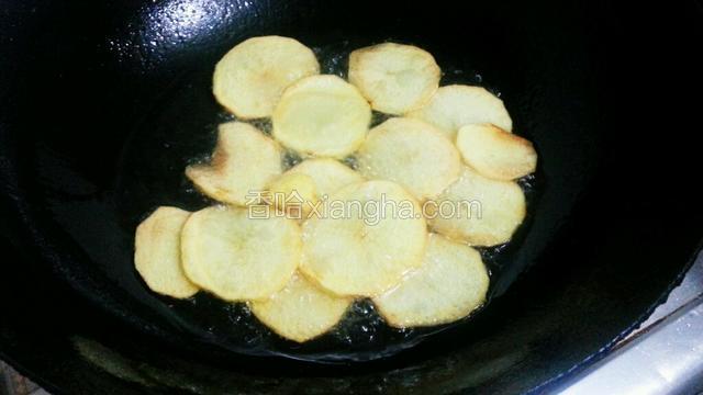 待土豆变硬转中大火，不停翻动