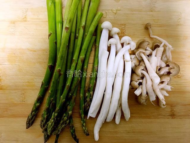 芦笋洗净去掉根部老皮。海鲜菇和蟹味菇去根洗净。