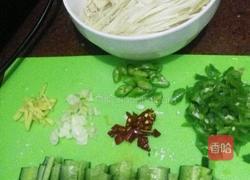 凉拌黄瓜金针菇的做法图解2