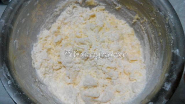 用手把面粉和黄油混合均匀