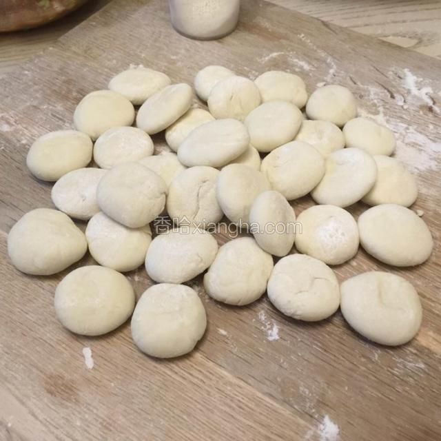 面团分成直径2.5cm左右的小剂子。