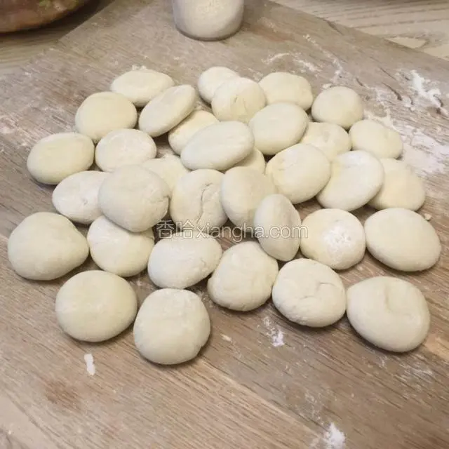 面团分成直径2.5cm左右的小剂子。