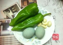 青椒皮蛋的做法图解1