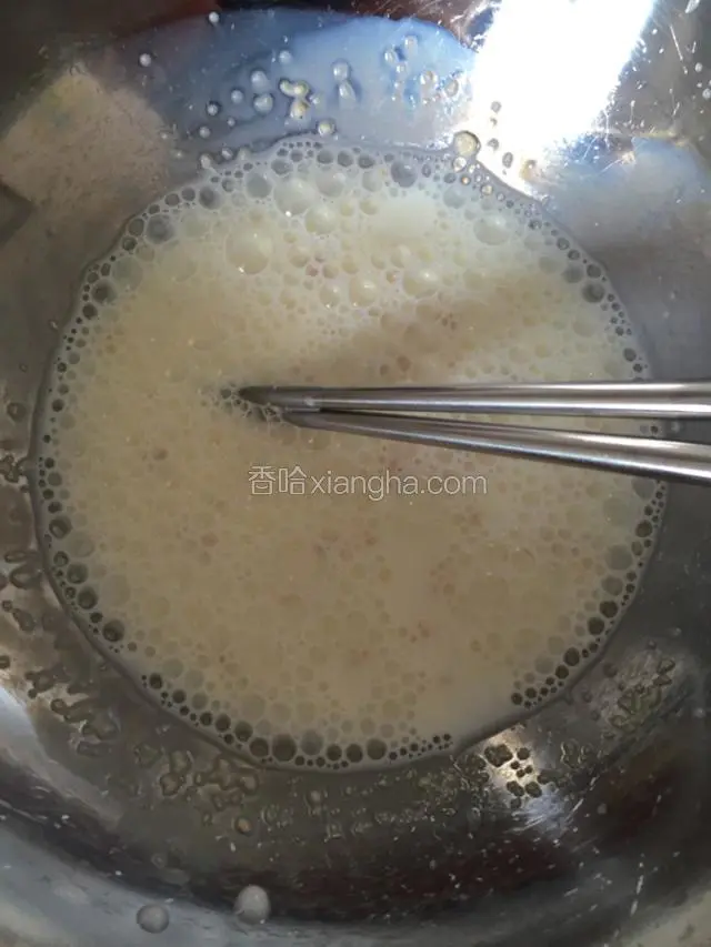 2克酵母倒入120克牛奶用筷子搅和
